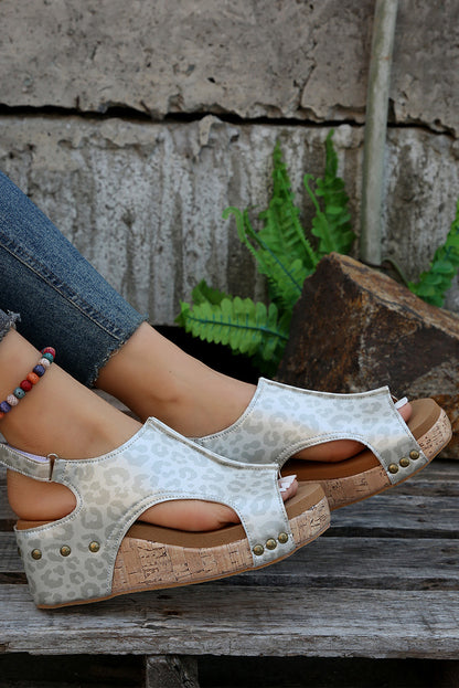 Sandalias de cuña con tira de velcro y diseño recortado