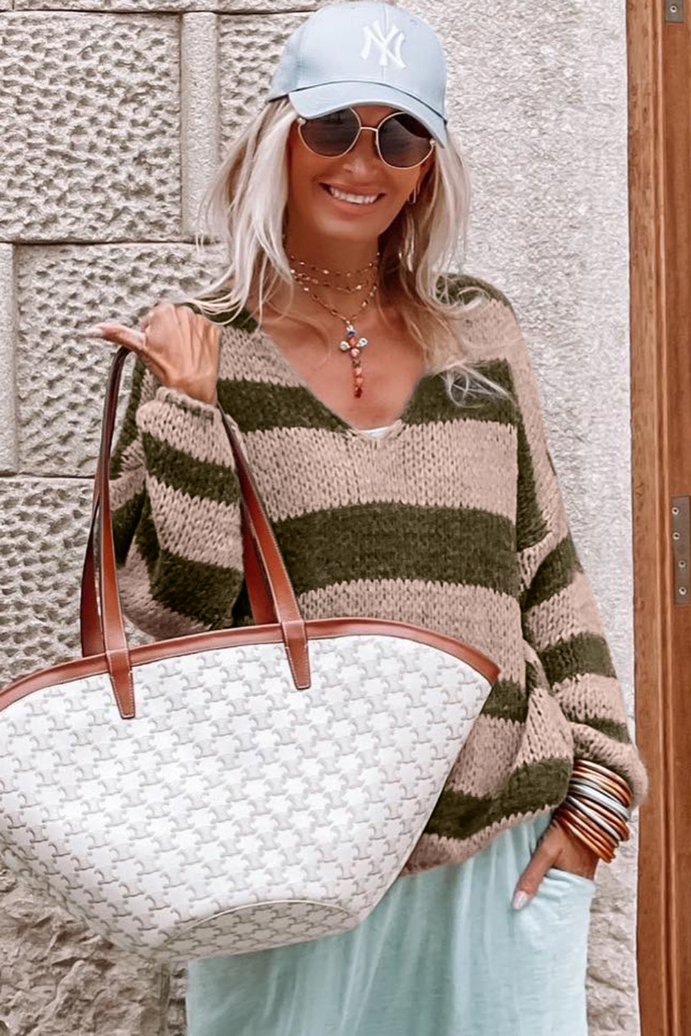 Pull ample à col en V et rayures roses 