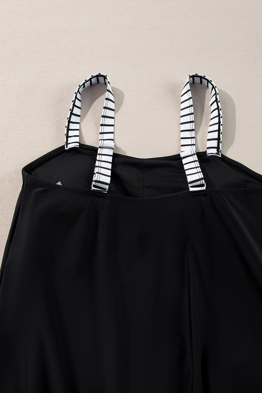 Ensemble tankini à rayures noires et cordon de serrage latéral