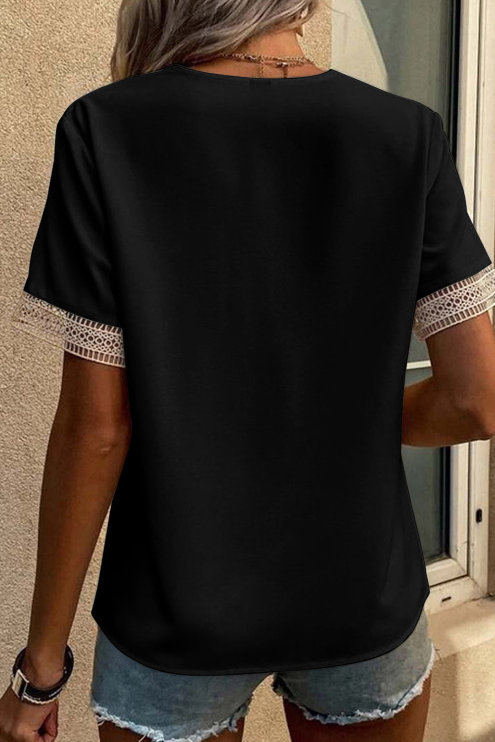 Chemisier à manches courtes et col en V avec bordure en dentelle