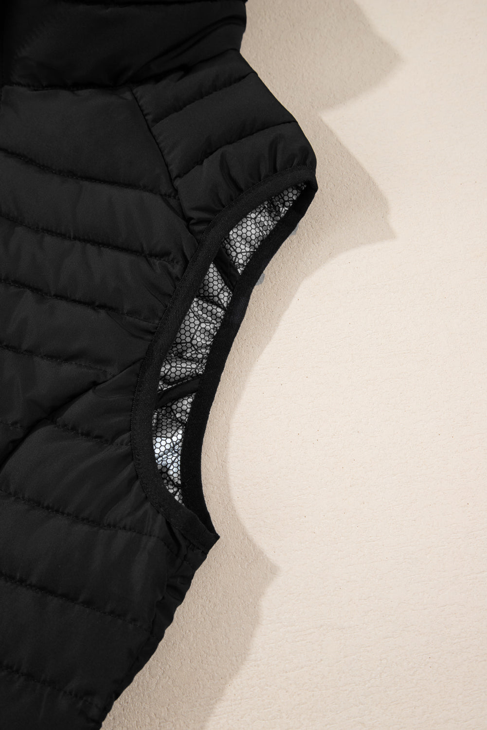 Gilet matelassé zippé à col en peluche noir