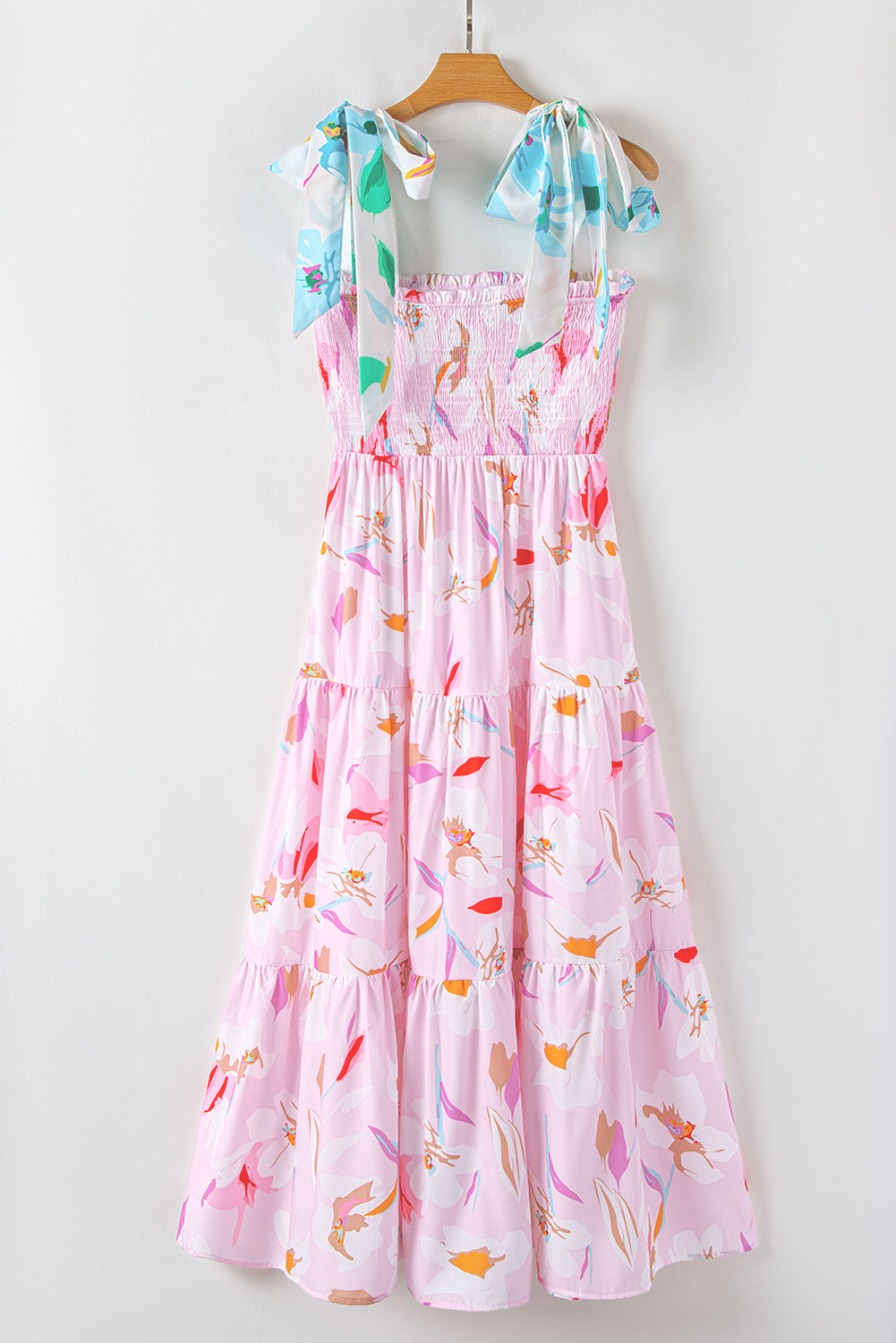 Robe longue smockée à imprimé floral rose et épaules nouées