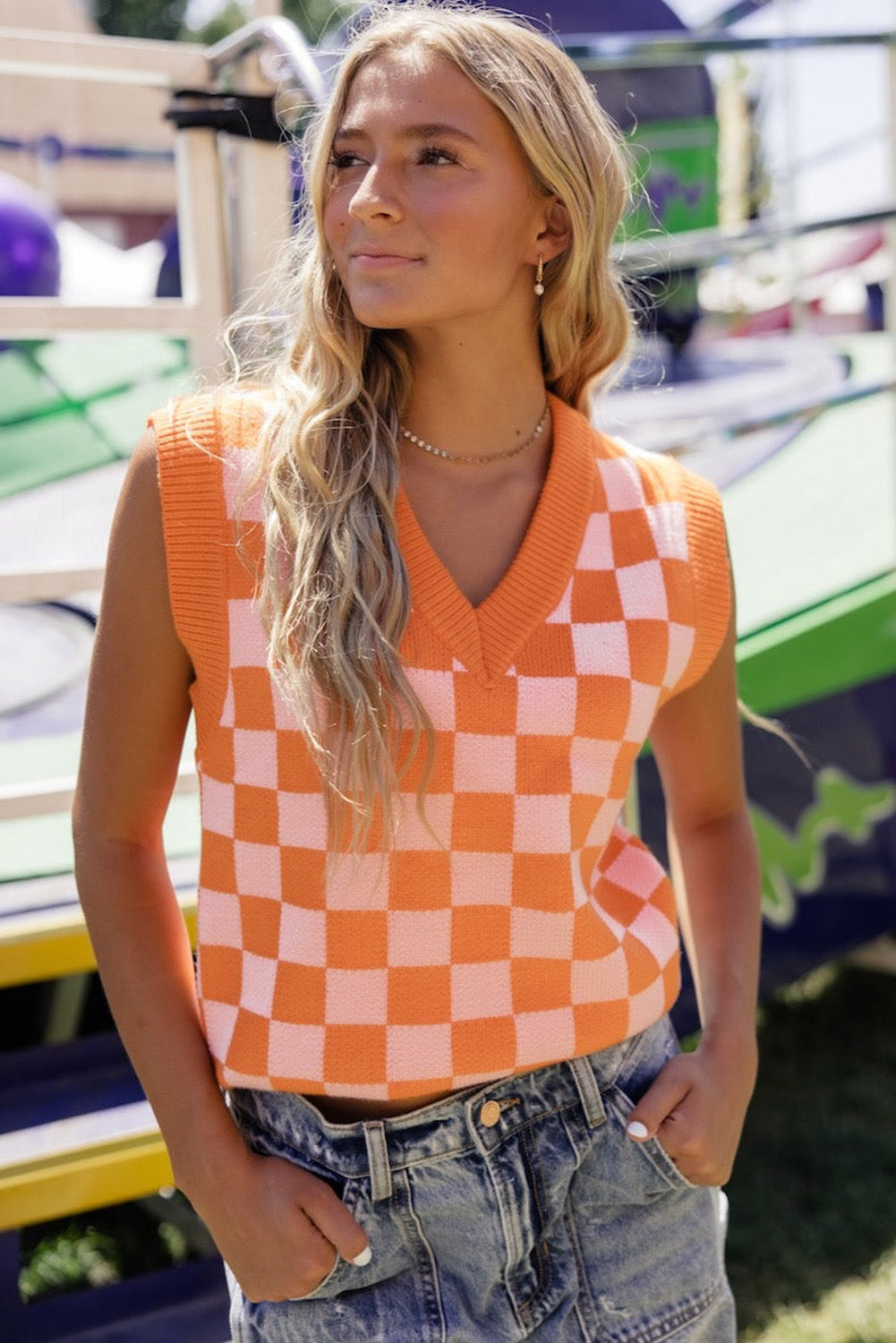 Gilet en tricot à carreaux orange roux et col en V