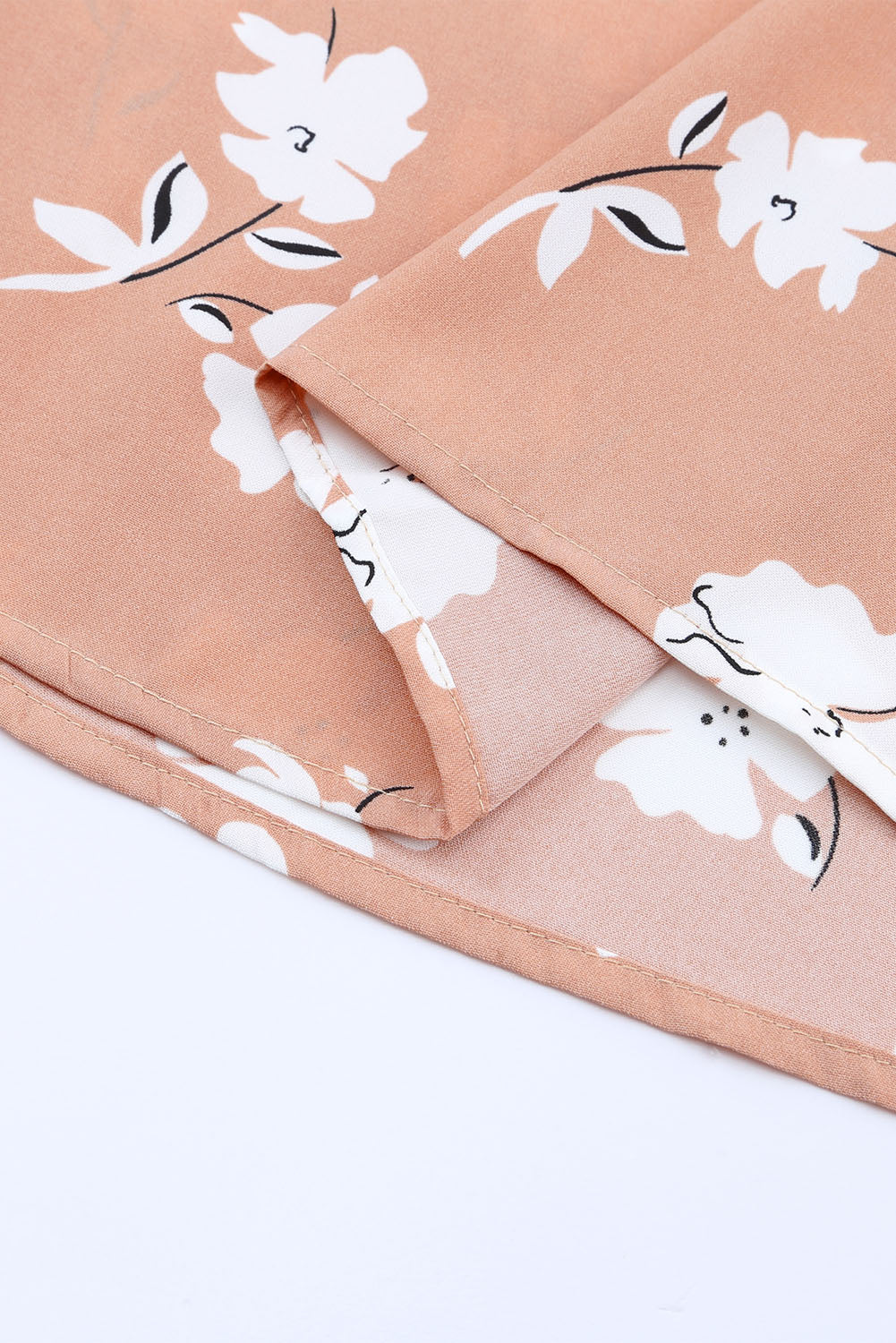 Vestido babydoll floral con cuello en V color caqui y bolsillos 