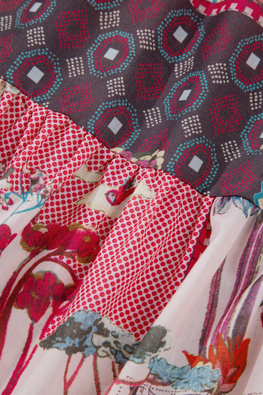 Chemise rouge bohème à imprimé géométrique mixte et manches bouffantes