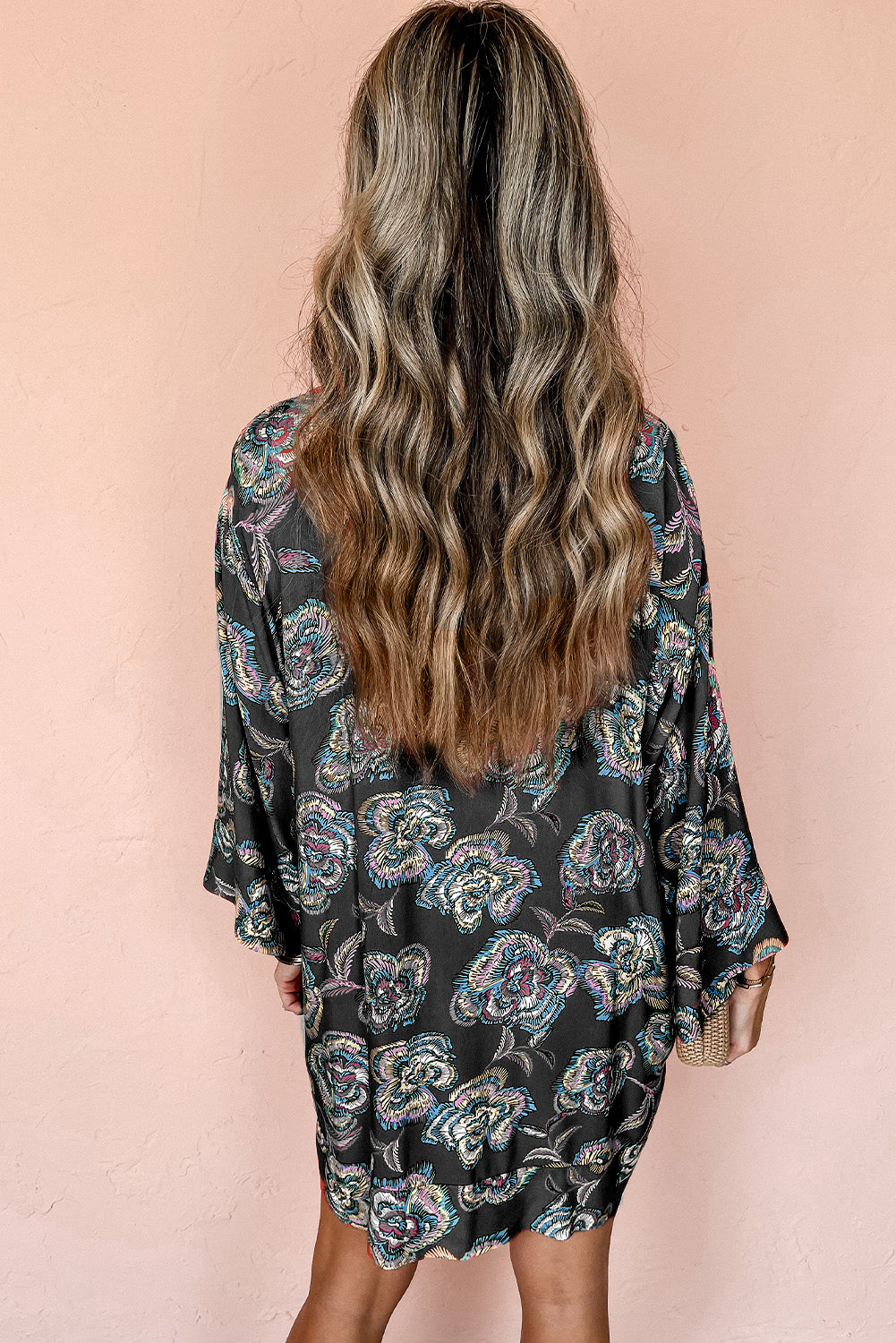 Mini-robe chemise ample noire à imprimé floral et col à revers