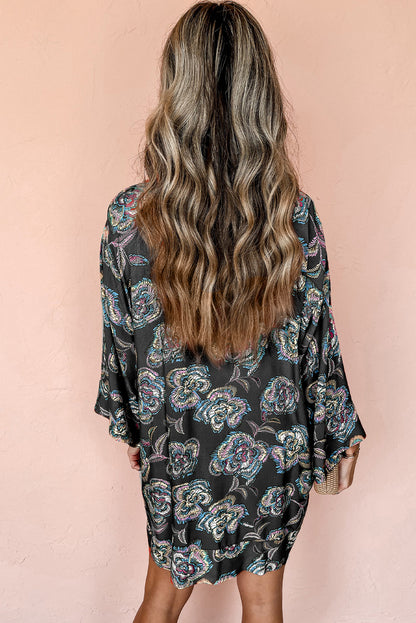 Mini-robe chemise ample noire à imprimé floral et col à revers