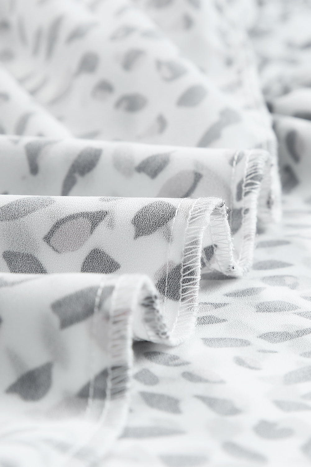 Blusa con hombros descubiertos y talla grande con manchas de guepardo