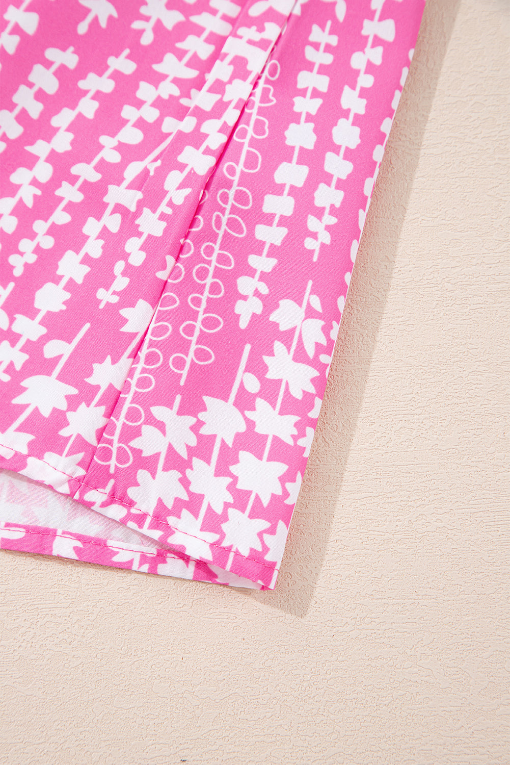 Chemisier rose à imprimé abstrait et bordure Ric Rac, manches flottantes, col en V cranté