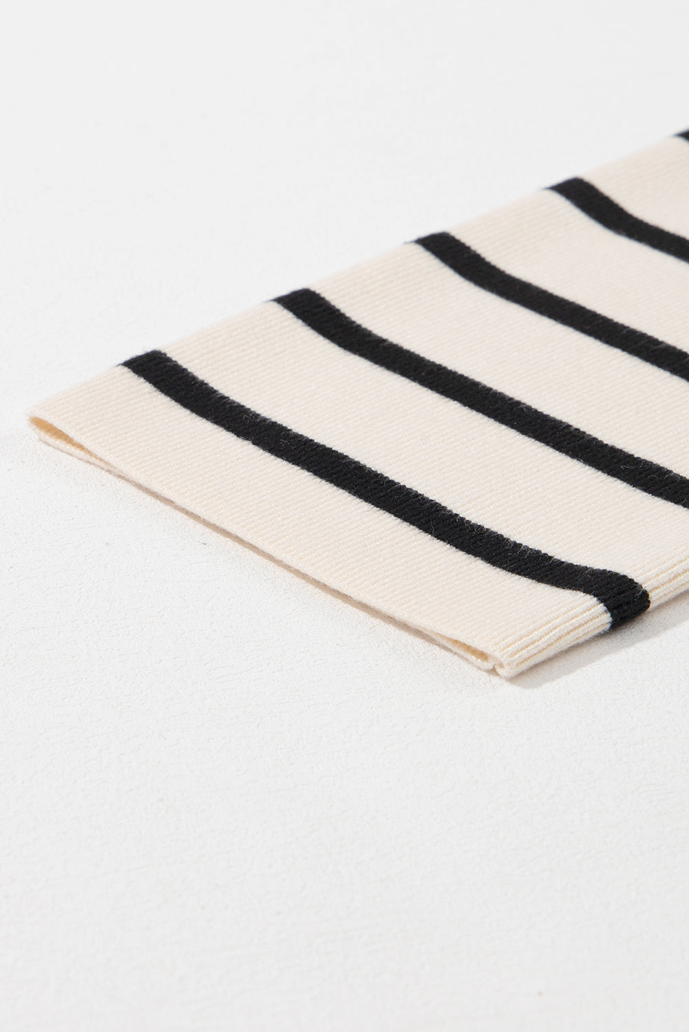 Pull cardigan boutonné à rayures noires et poches à rabat