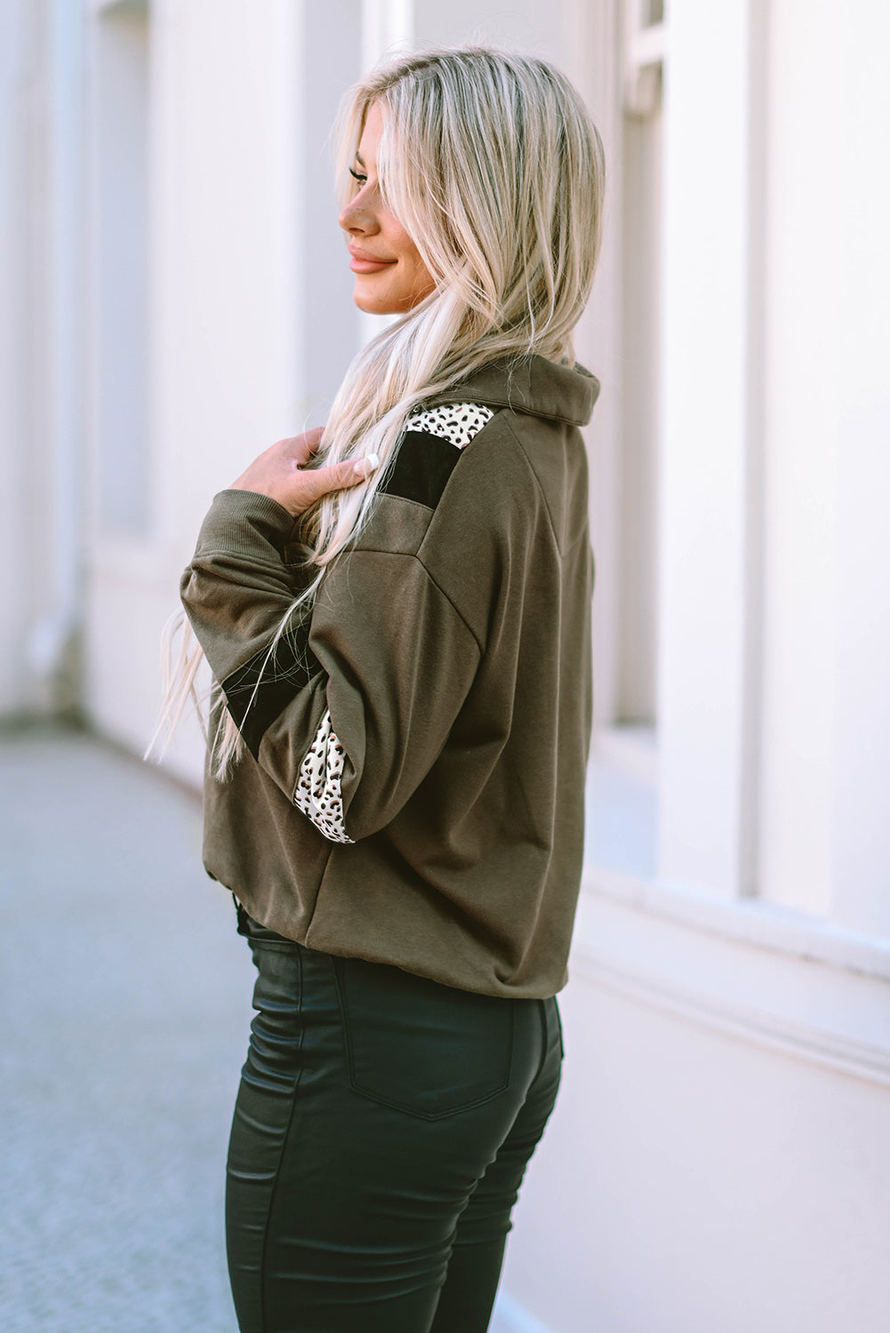Sweat-shirt zippé à imprimé léopard vert contrasté