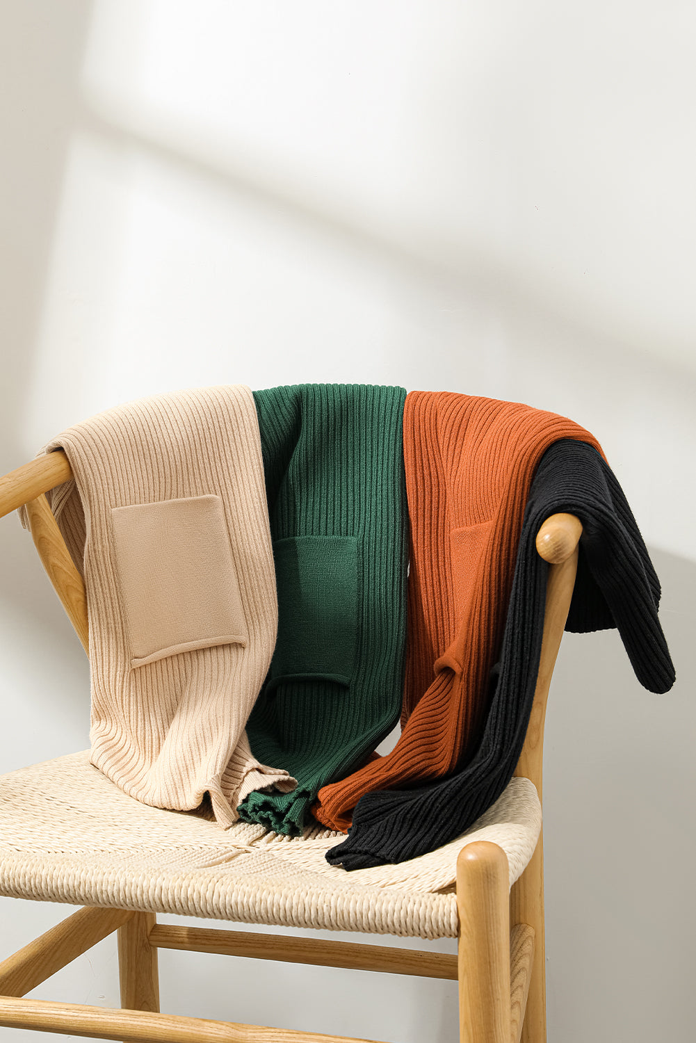 Pull à manches courtes en tricot côtelé vert noirâtre avec poches plaquées