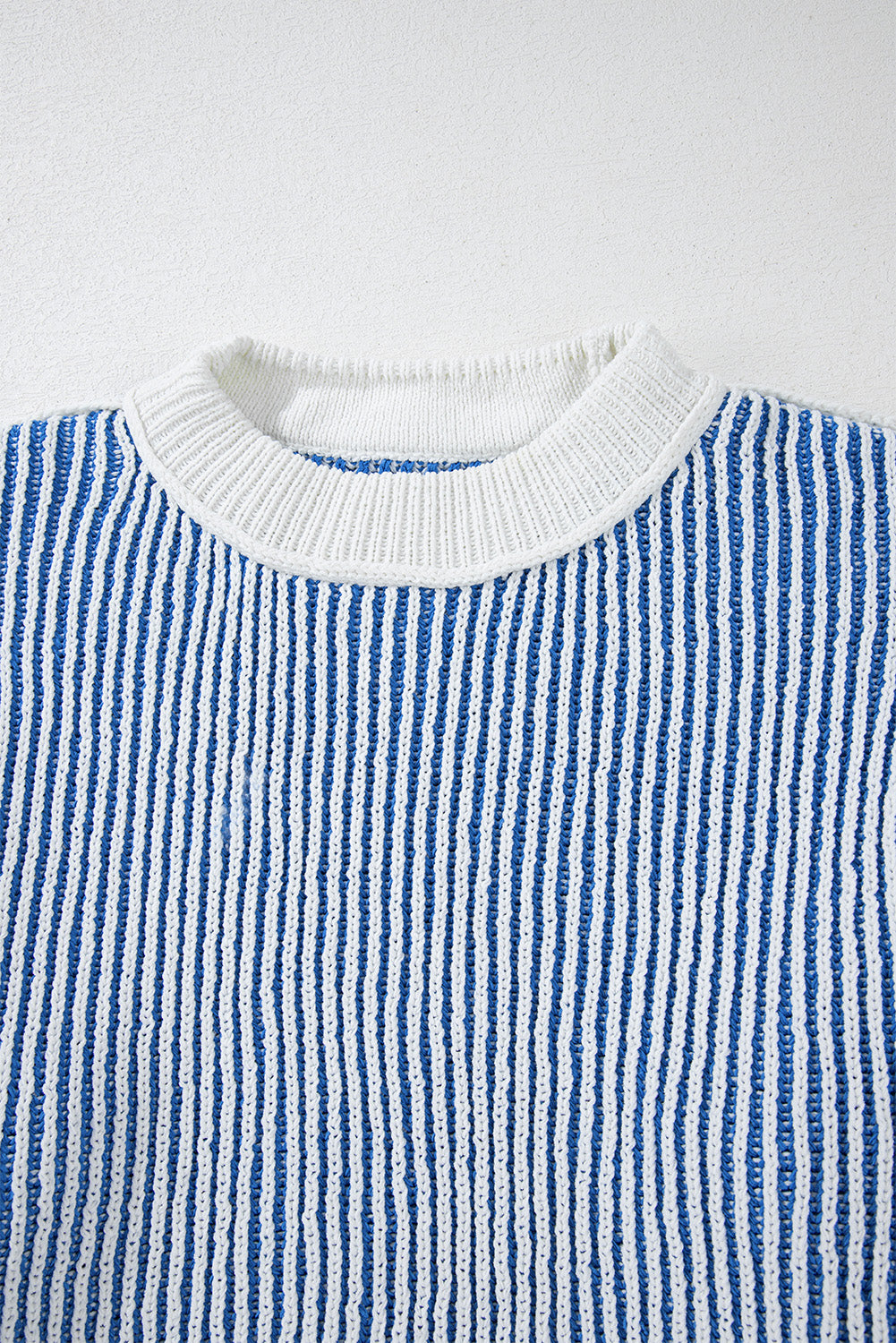 Pull ample en tricot texturé à rayures bleu foncé et bords contrastés