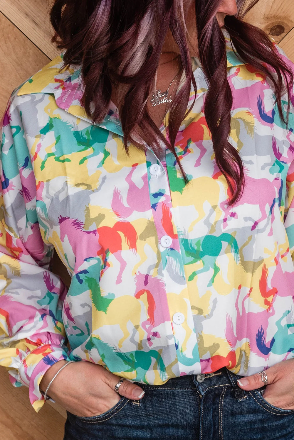 Chemise décontractée blanche à manches longues et boutons, imprimé cheval coloré