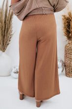 Pantalones pernera ancha con bolsillo de parche de canalé y cintura con volantes color marrón 