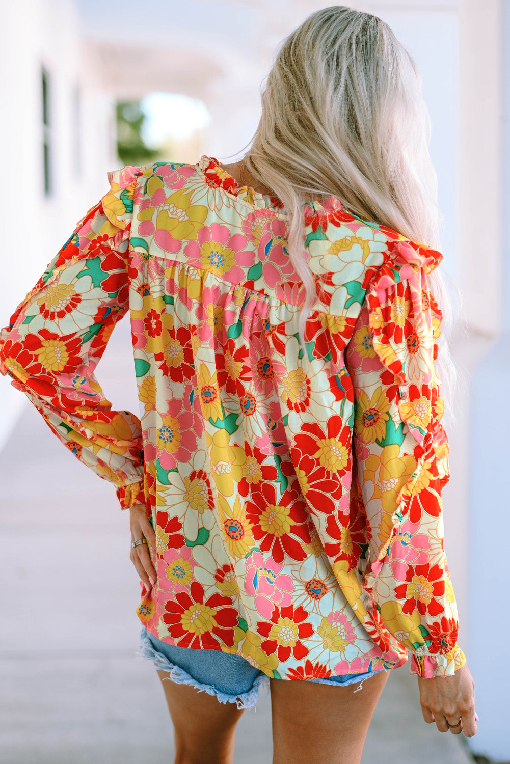 Top floral con mangas acampanadas y cuello levantado multicolor