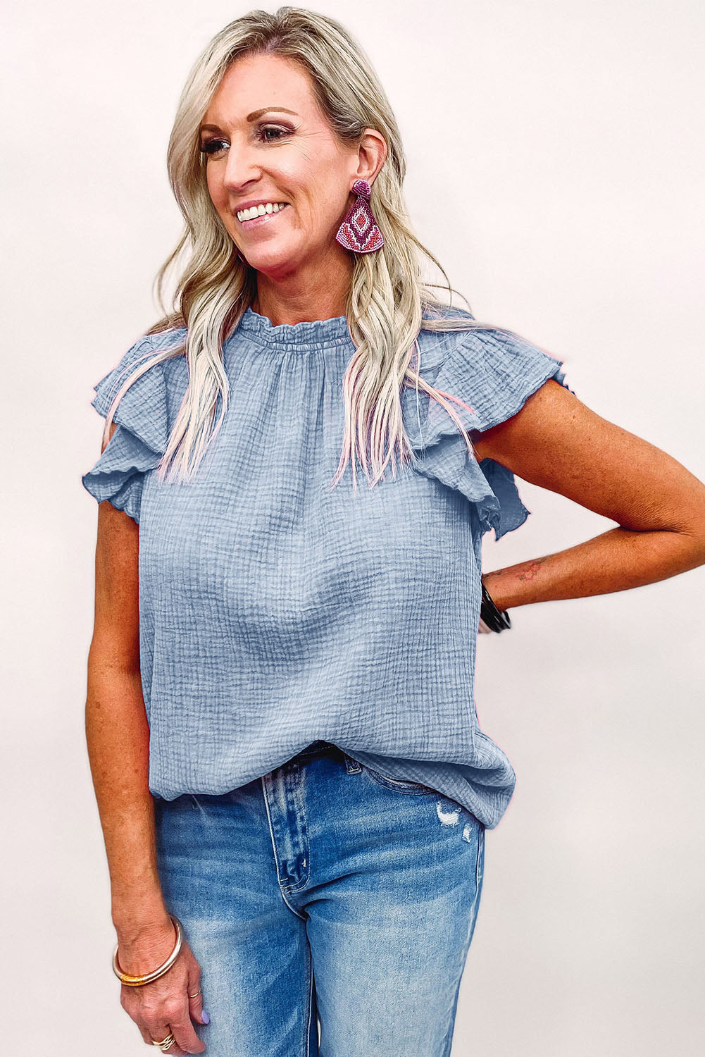 Chemisier texturé à manches flottantes et col à volants 