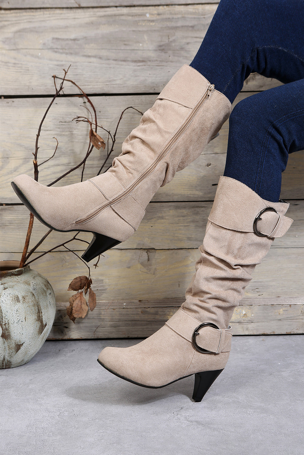 Botas de tacón con cremallera y decoración con hebilla y punta en punta beige 