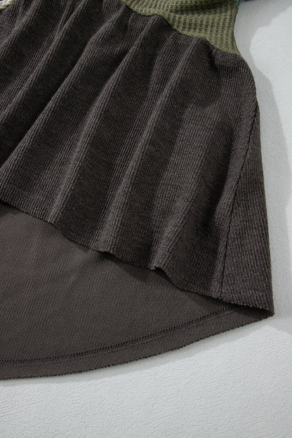 Haut à capuche asymétrique vert laurier à manches larges et textures contrastées