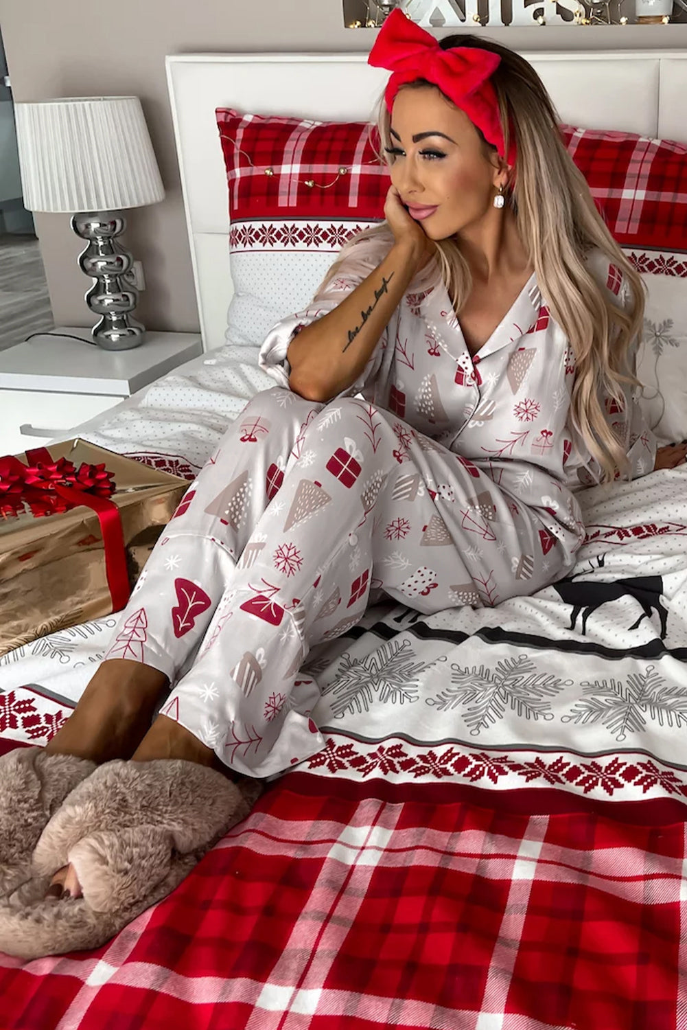 Ensemble pyjama gris clair avec chemise et pantalon imprimés de Noël