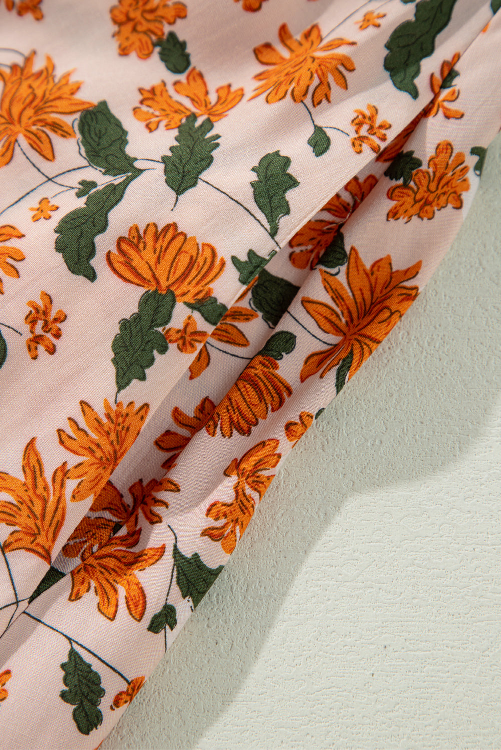 Robe babydoll beige à fleurs, décolleté en V profond, buste froncé, manches bouffantes