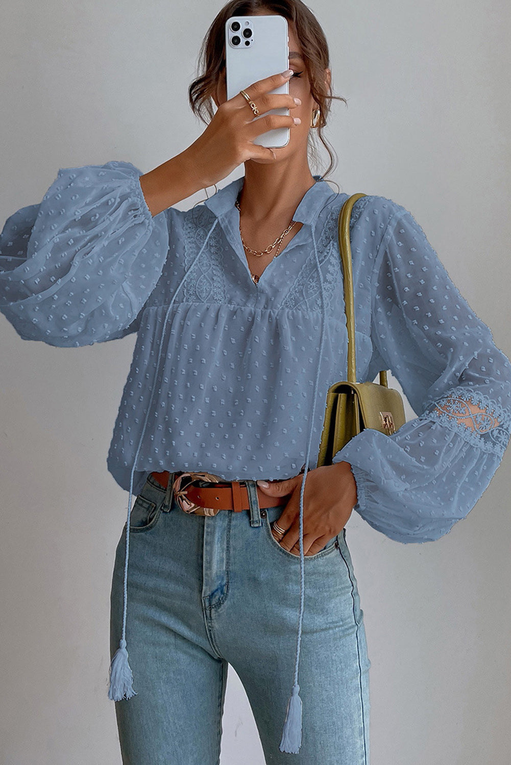Blusa babydoll con manga globo y cordón de lunares suizos
