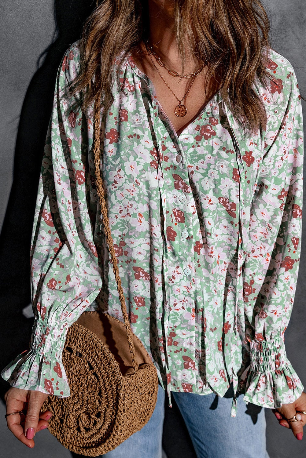Blusa con botones y cuello en V con estampado floral 