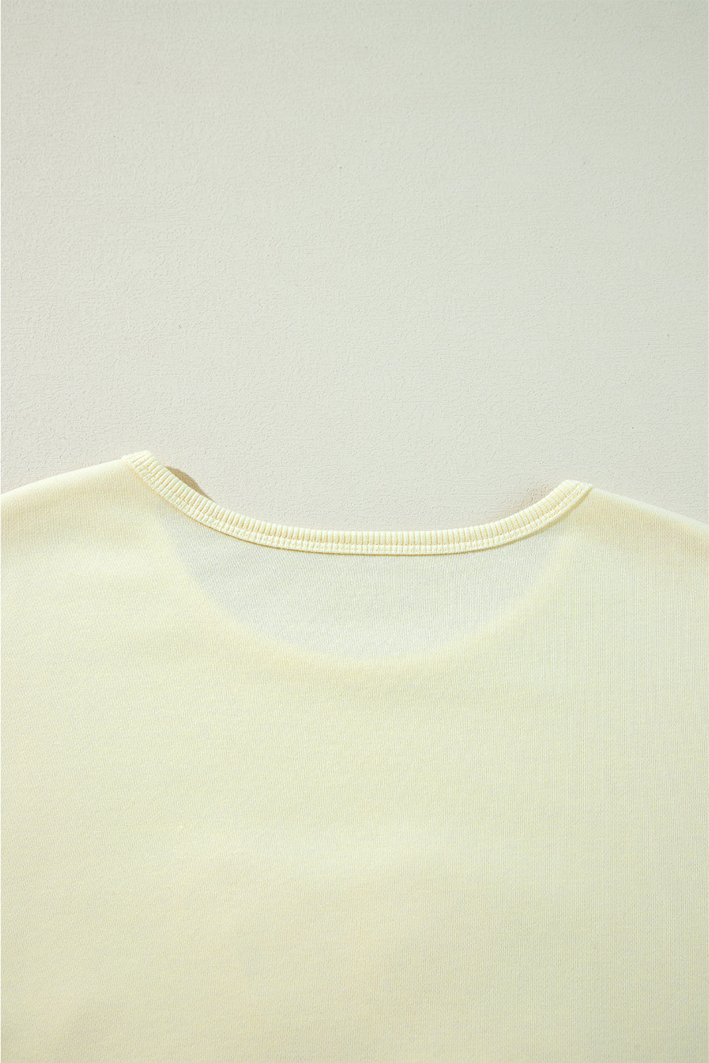 Sweat-shirt beige à manches bouffantes et fleurs en guirlandes