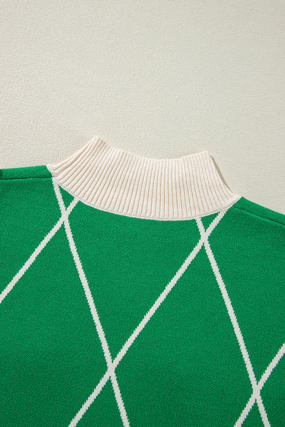 Pull col montant à motif losanges vert foncé avec pompons contrastés