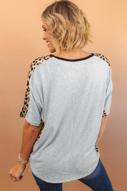 Camiseta de manga corta con cuello redondo y empalme de leopardo 