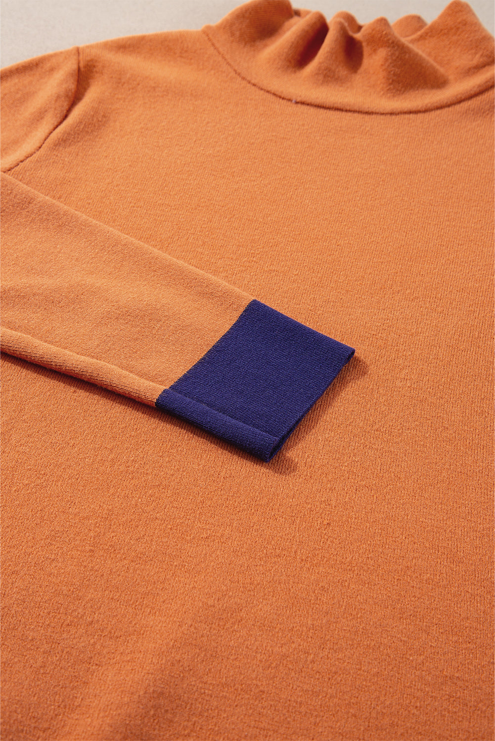 Pull slim à col montant et bords contrastés de couleur jaune paille