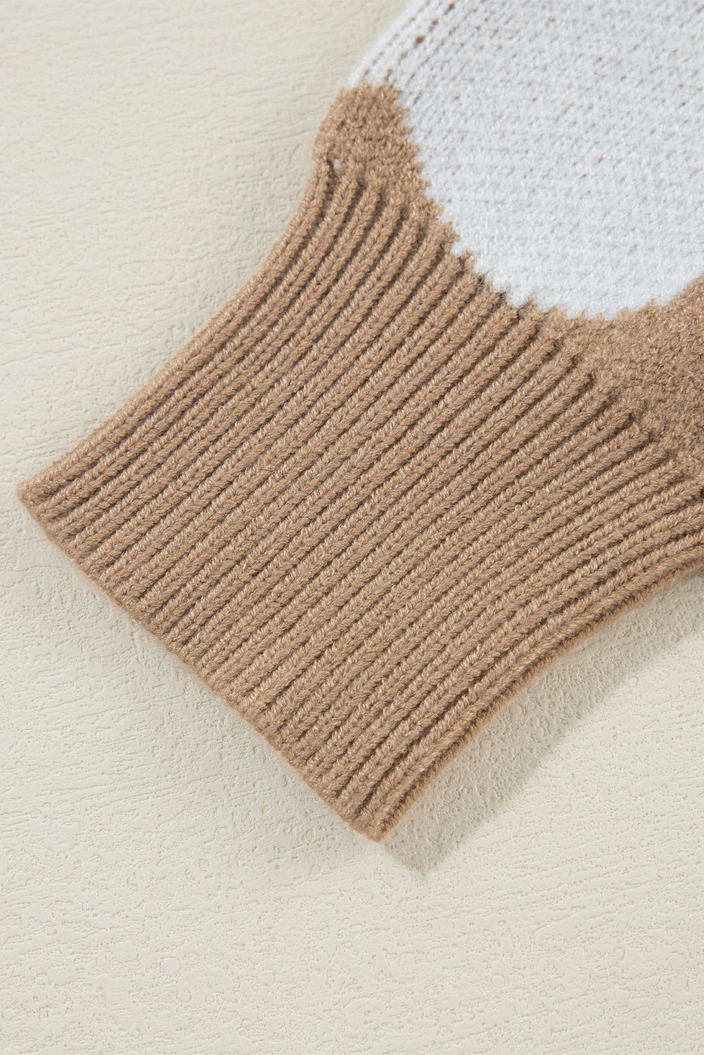 Pull col rond kaki à motif cœur contrasté