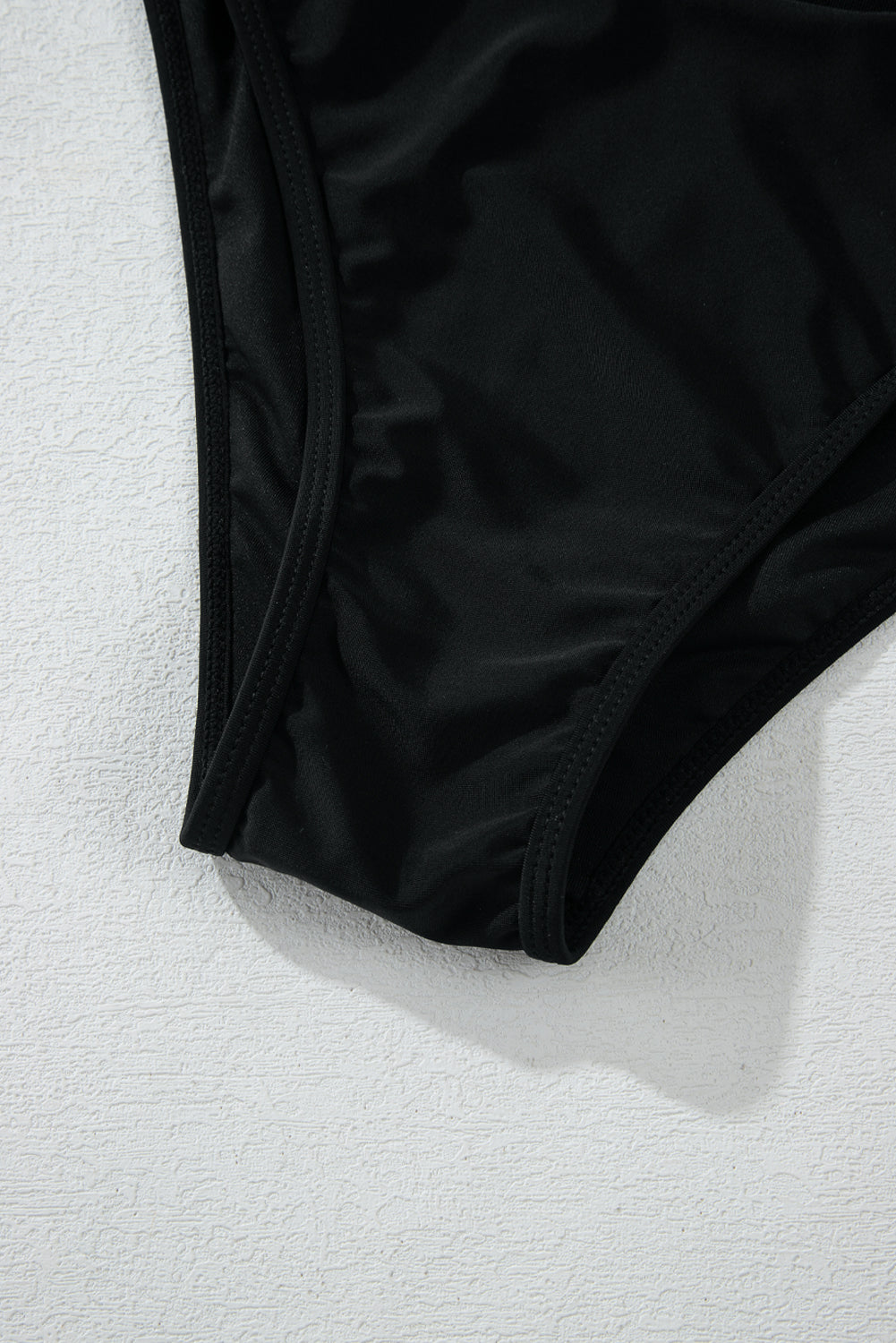 Bikini push-up noir à col en V et bordure en maille transparente