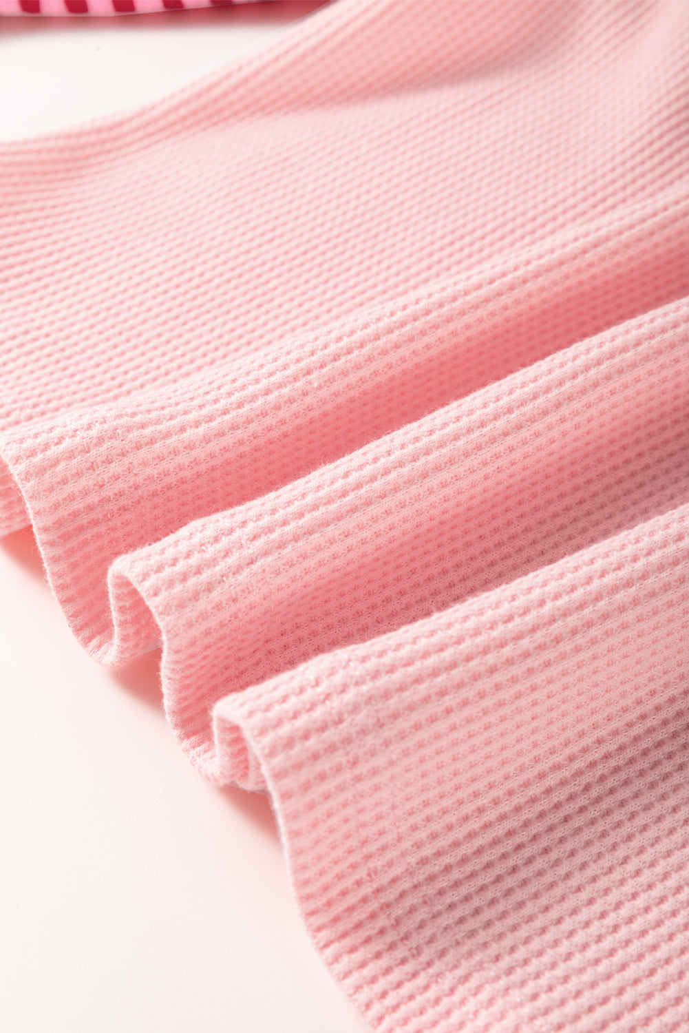 Haut texturé à manches rayées et blocs de couleurs à motif floral rose