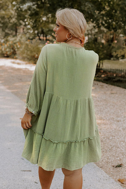 Mini-robe verte texturée à volants et col en V boutonné grande taille