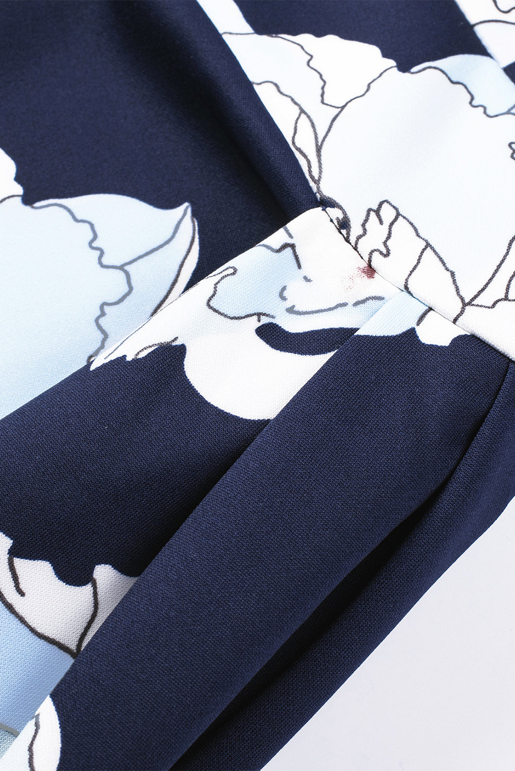 Robe mi-longue moulante fendue à épaules dénudées et imprimé floral bleu foncé