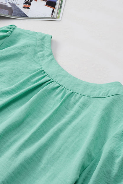 Camisa negra con botones y cuello cuadrado con mangas con volantes 