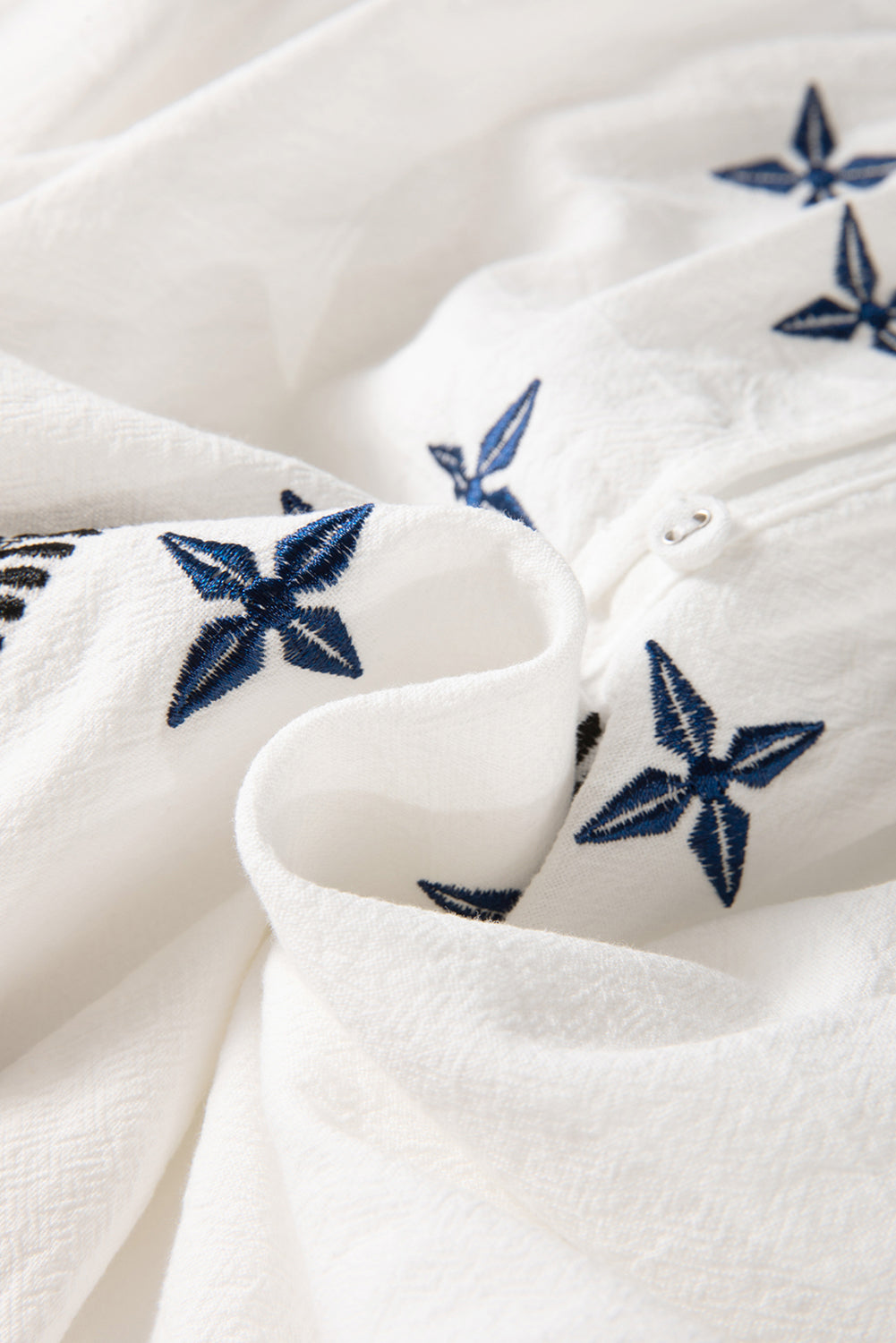 Chemisier blanc boutonné à manches longues et broderie géométrique