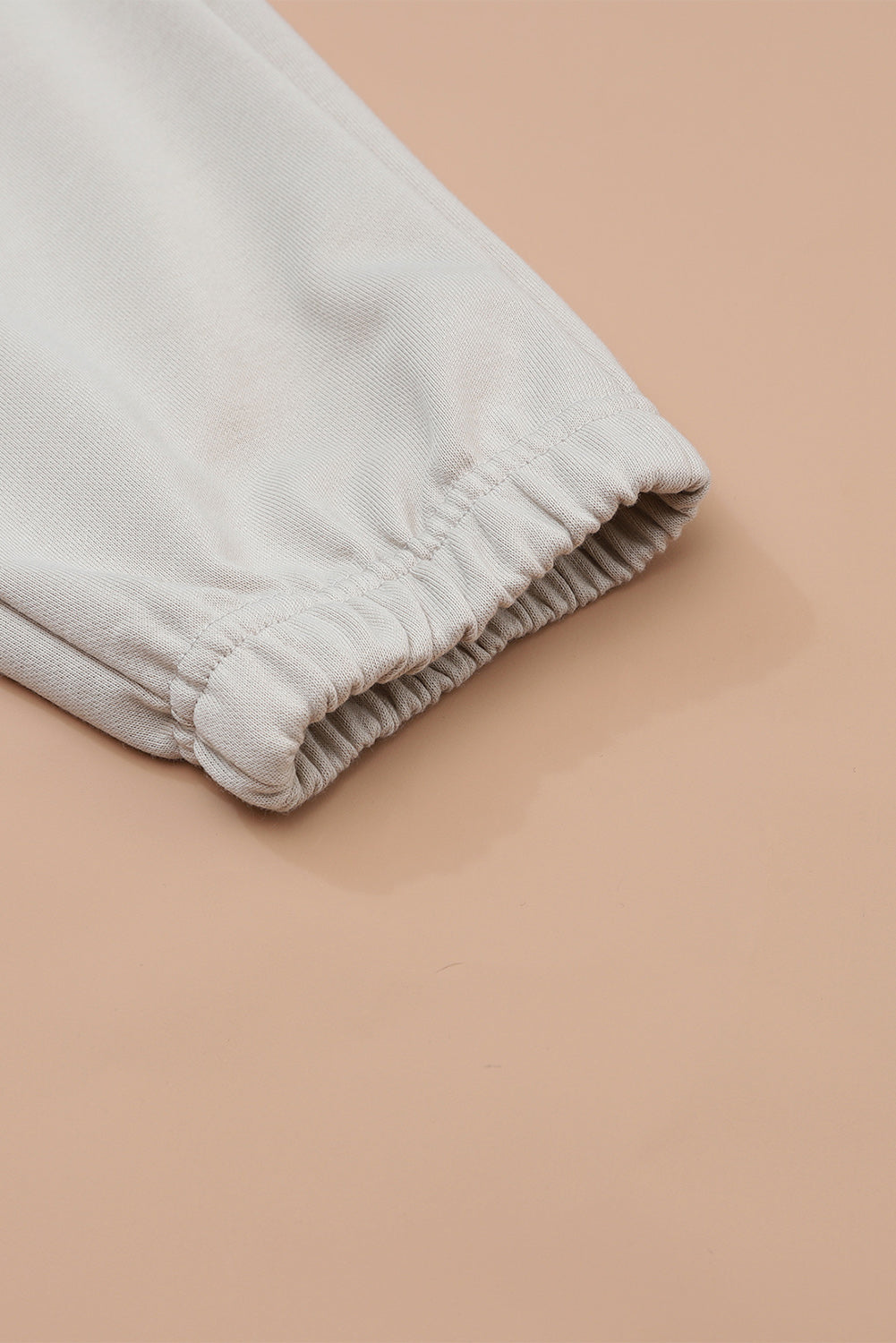 Tenue de détente avec haut à manches longues gris et pantalon à cordon