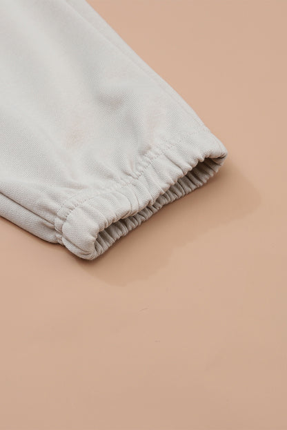 Tenue de détente avec haut à manches longues gris et pantalon à cordon