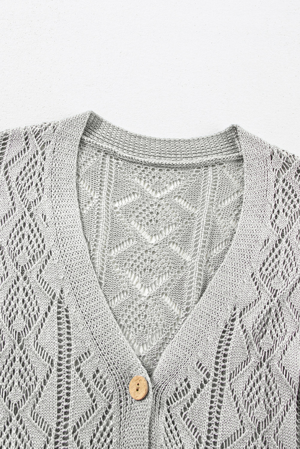 Cardigan long gris à boutons ajourés sur le devant