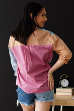 Camisa de talla grande con bolsillos en el pecho y bloques de color rosa 