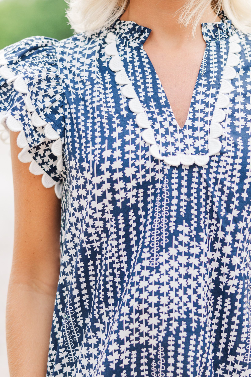 Chemisier bleu ciel à imprimé abstrait et bordure Ric Rac, manches flottantes, col en V cranté