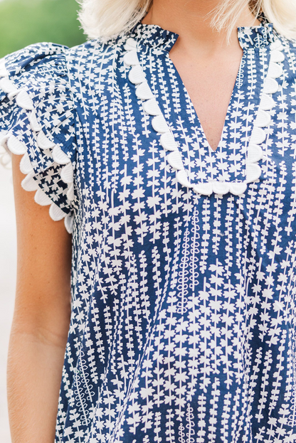 Chemisier bleu ciel à imprimé abstrait et bordure Ric Rac, manches flottantes, col en V cranté