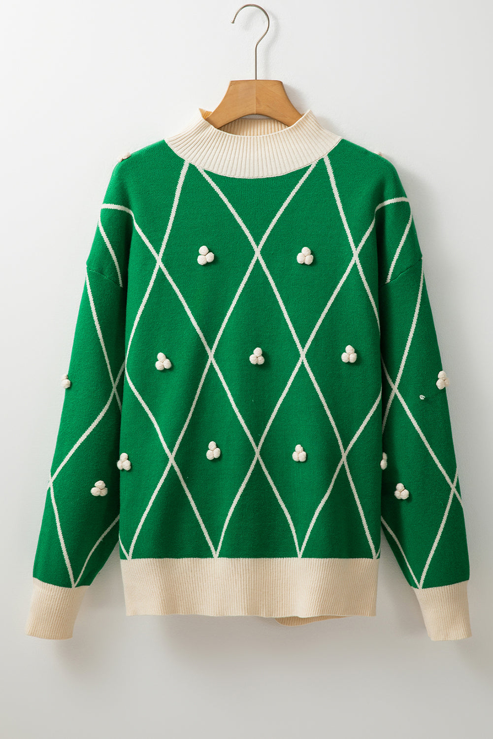 Pull col montant à motif losanges vert foncé avec pompons contrastés