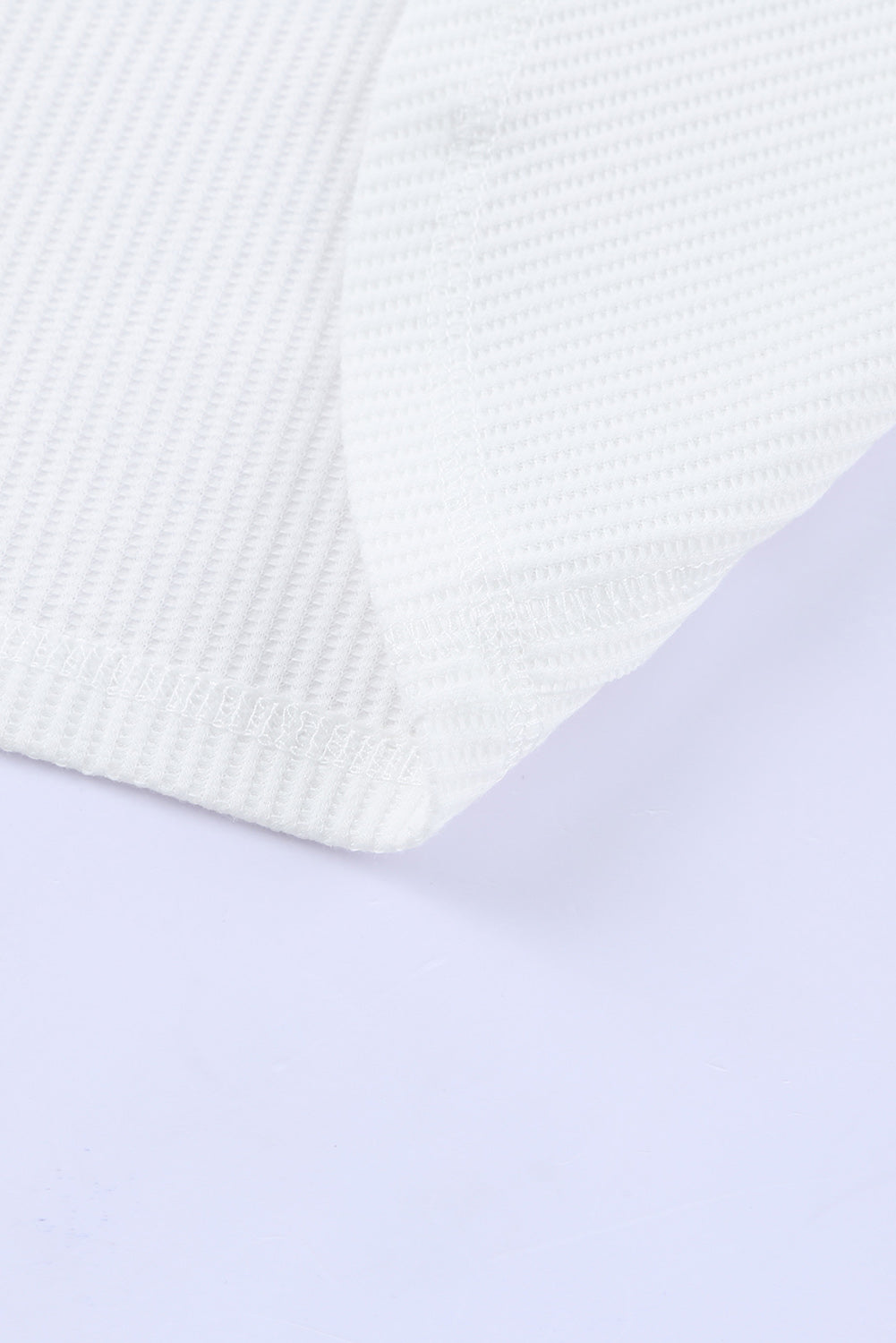 Top henley de punto gofre con medio botón 