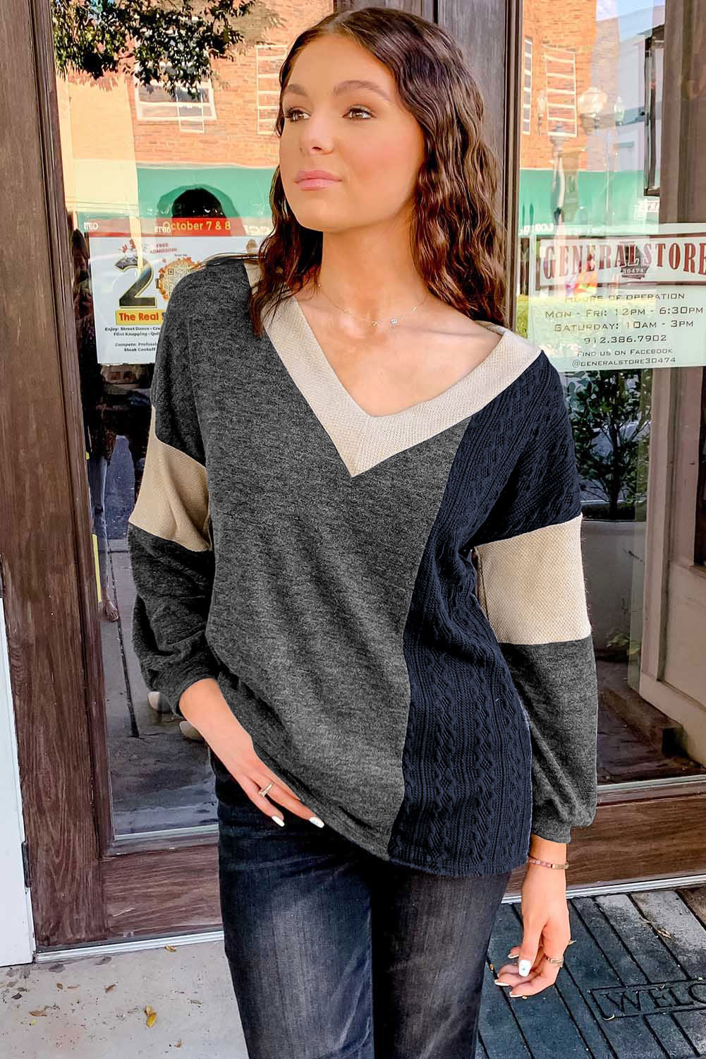 Top de manga larga con bloques de color y cuello en V de punto en contraste cepillado negro 