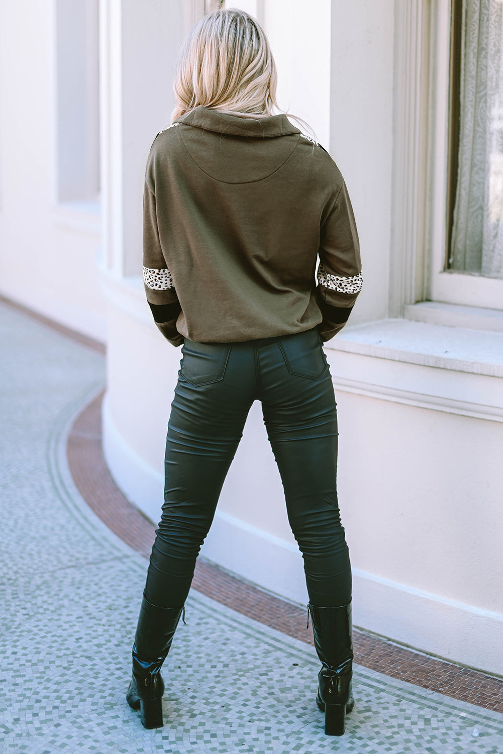 Sweat-shirt zippé à imprimé léopard vert contrasté