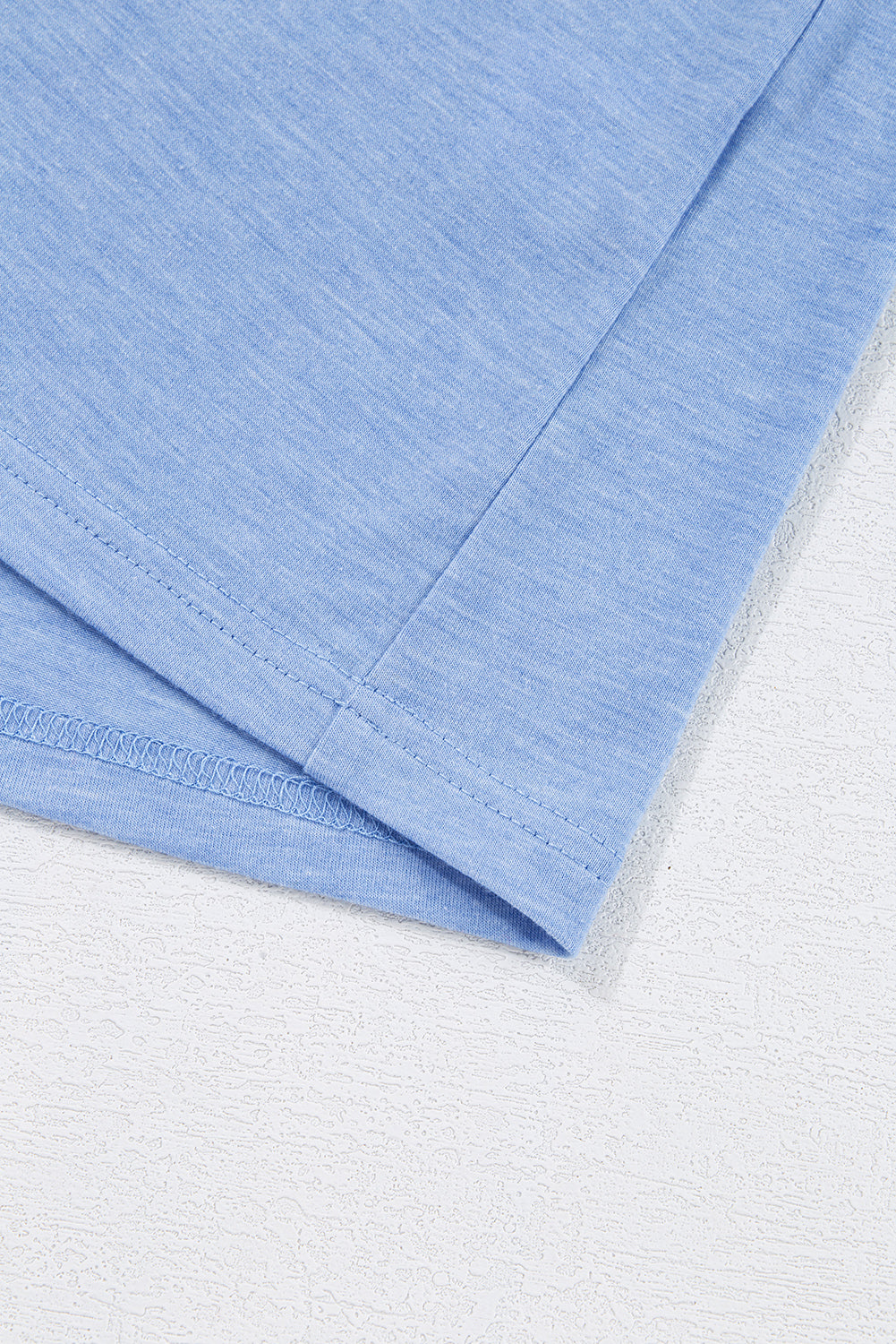 T-shirt grande taille bleu ciel à imprimé léopard et patch colorblock