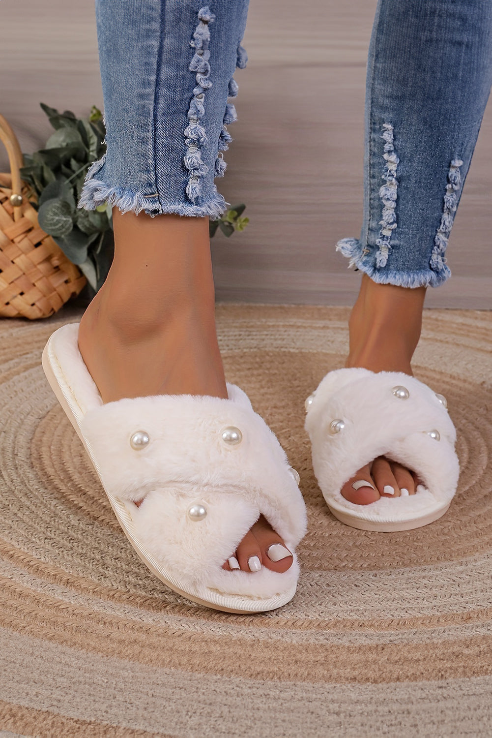 Chaussons en peluche à décor de perles blanches et croix